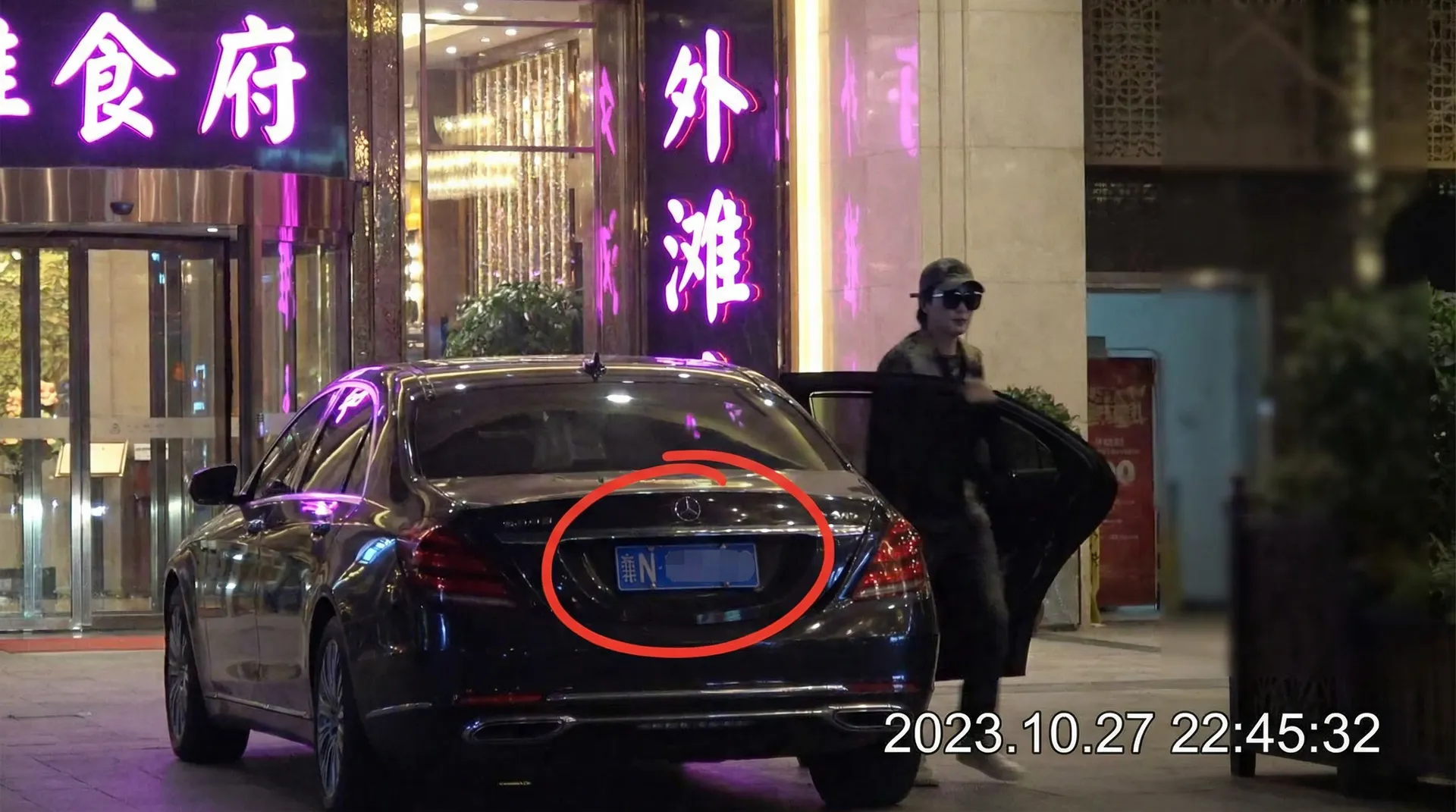 拉斯维加斯娱乐城网址 - 豪车餐厅外偷拍